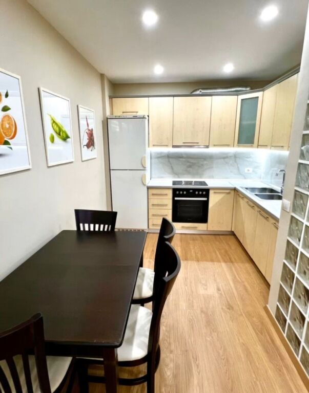 JEPET ME QERA APARTAMENT 1+1 TEK BRYLI (PERBALLE PASTICERI TITO)