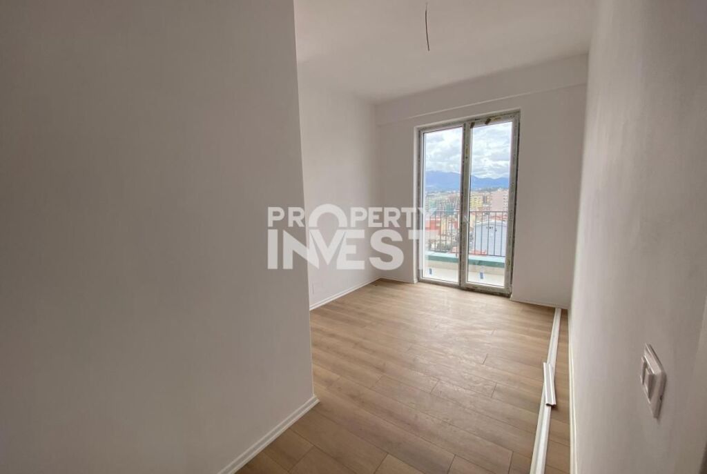Shitet super apartament 3+1 tek Komuna e Parisit