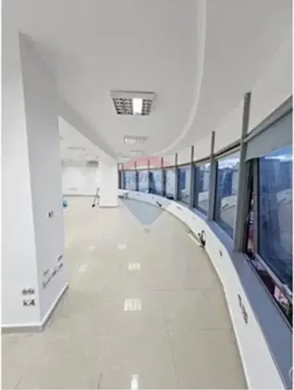 Ambient Zyrash Me Qira tek Selvia