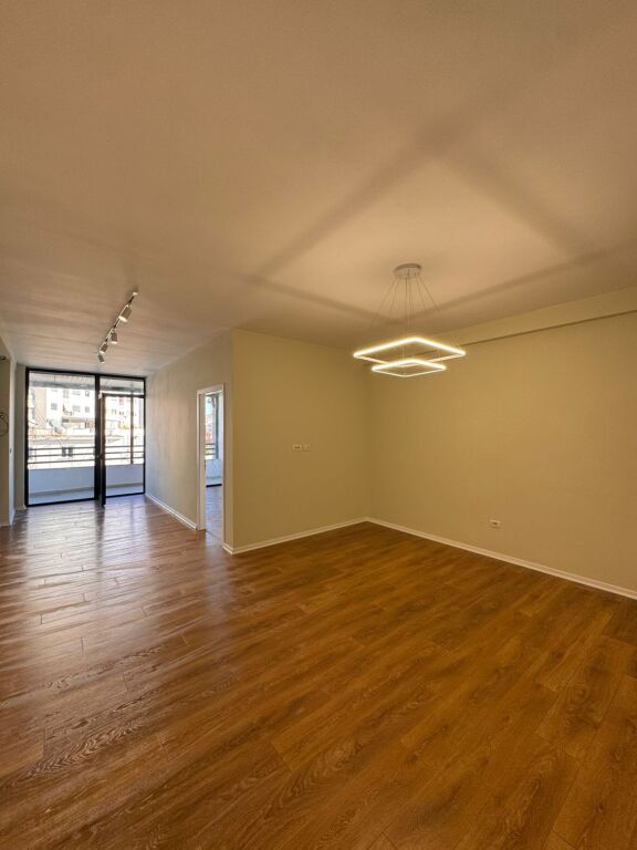 Apartament 2+1  per shitje tek zona e Astirit, prane Arc Hotel.