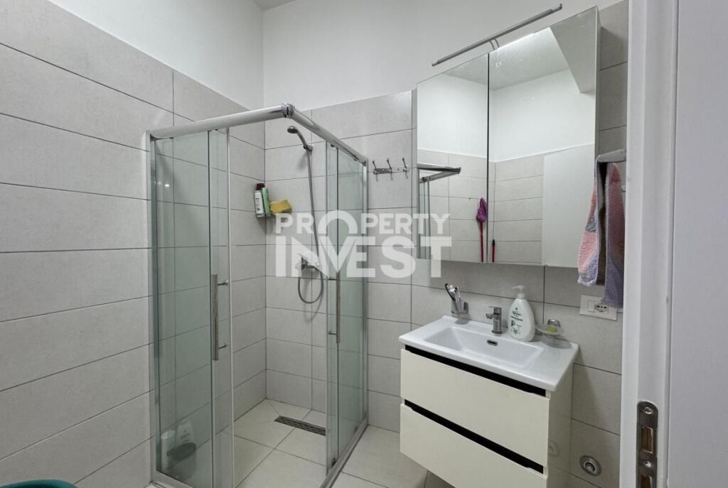 Shitet Apartament 2+1+2 me 2 Ballkone dhe Post Parkimi , Pazar i Ri,Sheshi Avni Rustemi,Hoxha Tasim