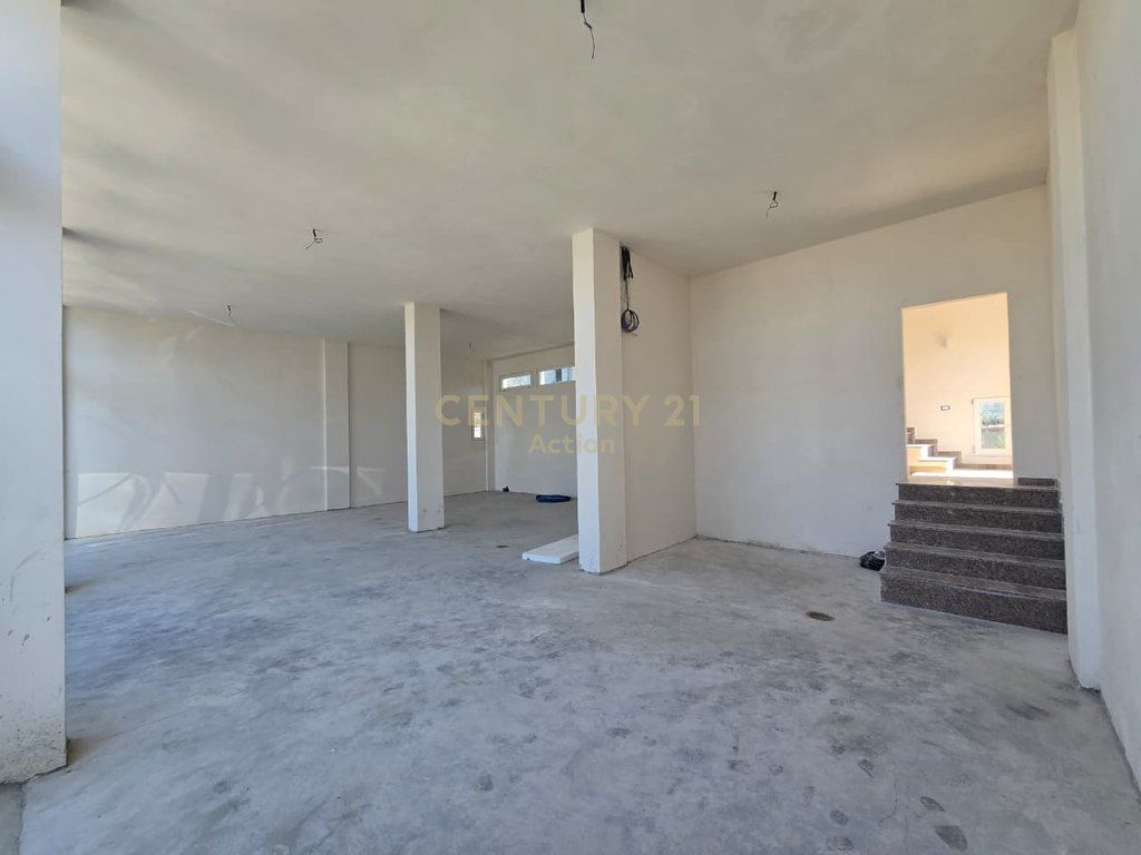 JEPET ME QERA AMBIENT KOMERCIAL 2 KATE NE KAMEZ QENDER