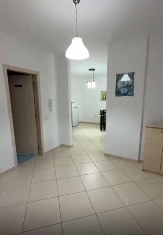 Jepet me Qera Apartament 2+1 i mobiluar në Astir me cmimin 500 mijë lekë,

