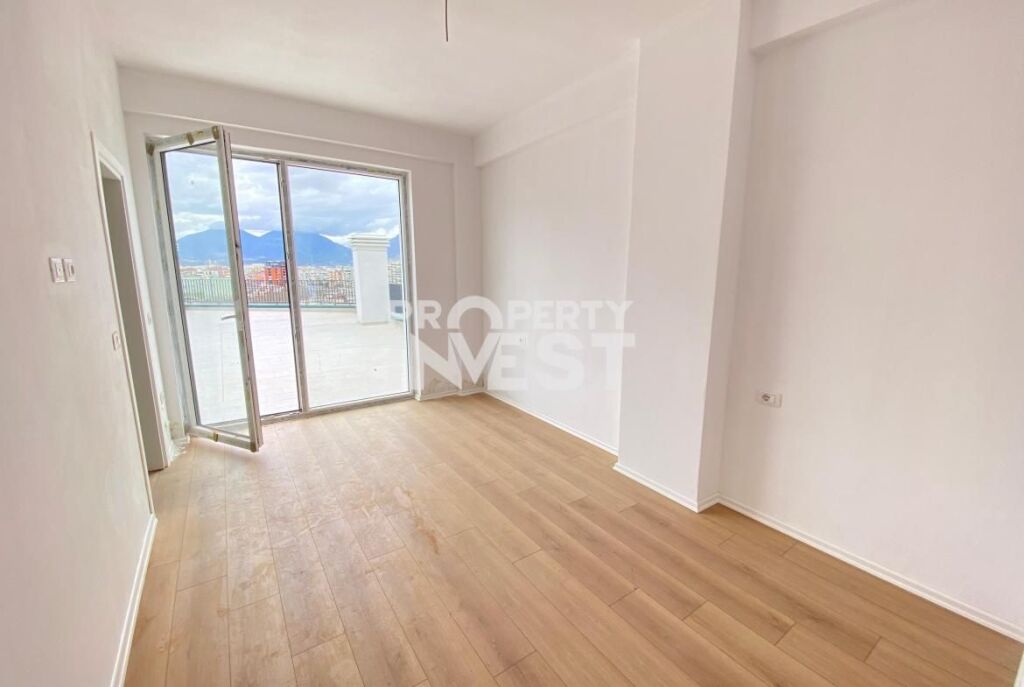 Shitet super apartament 3+1 tek Komuna e Parisit