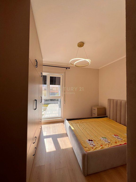 Shitet apartament 1+1 në Rrugën Jordan Misja, shumë pranë Bulevardit të Ri,