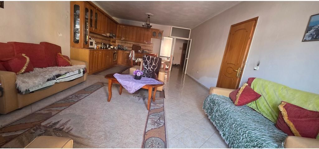 Komuna e Parisit – Për shitje Apartament 3+1+2 që ndahet në 2 apartamente 1+1!