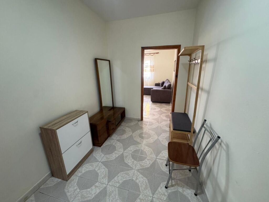 🏠 Appartamento 2+1 in affitto  📍 Indirizzo: Via Bardhyl💰 Prezzo: 50.000 Lek / mese (trattabile)