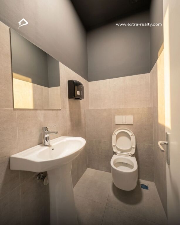 Ambjent me qira tek rruga Barrikadave openspace