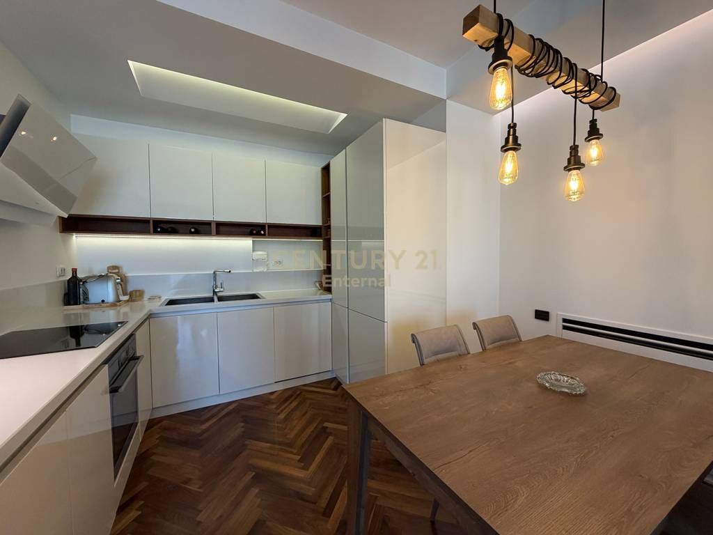 Apartament 2+1+2 me post parkimi me qira te Ambasador 3.