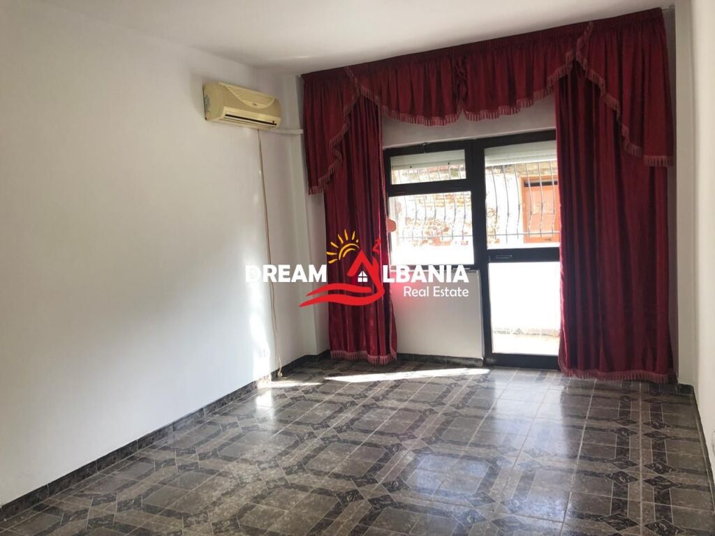 Apartament me qira 2+1+2 në Rrugën e Kavajës, Tiranë (ID 4229490)