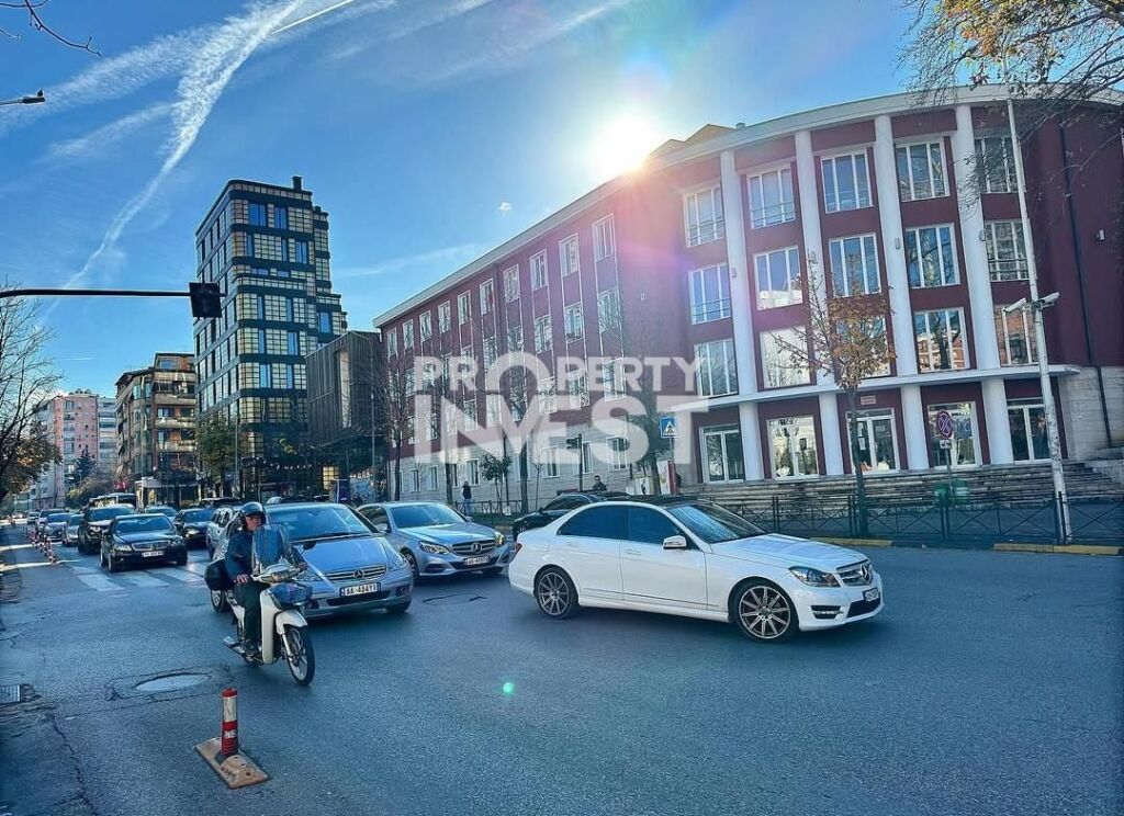 Dyqan me qera kati 0 rruga Elbasanit, prane Coin