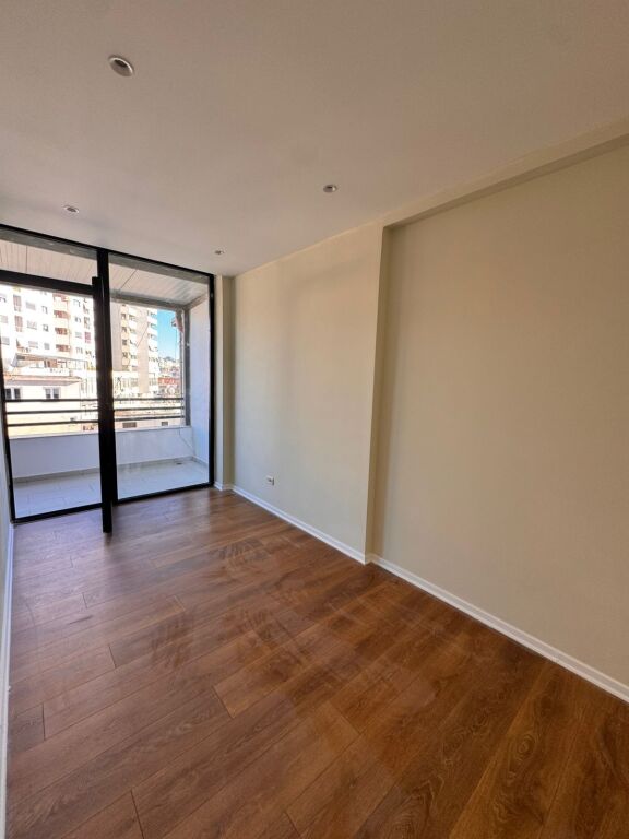 Apartament 2+1  per shitje tek zona e Astirit, prane Arc Hotel.