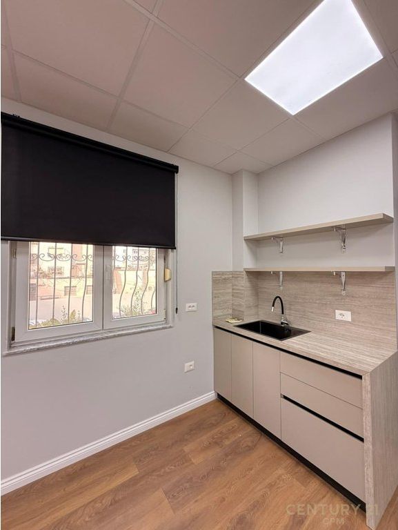 JEPET ME QIRA AMBIENT PER ZYRA NE QENDER PERBALL TOPTANIT !