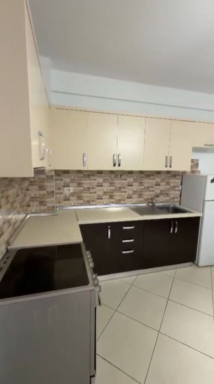 Jepet me Qera Apartament 2+1 i mobiluar në Astir me cmimin 500 mijë lekë,
