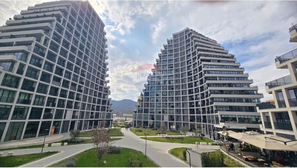 Dyqan per qira te Lake View