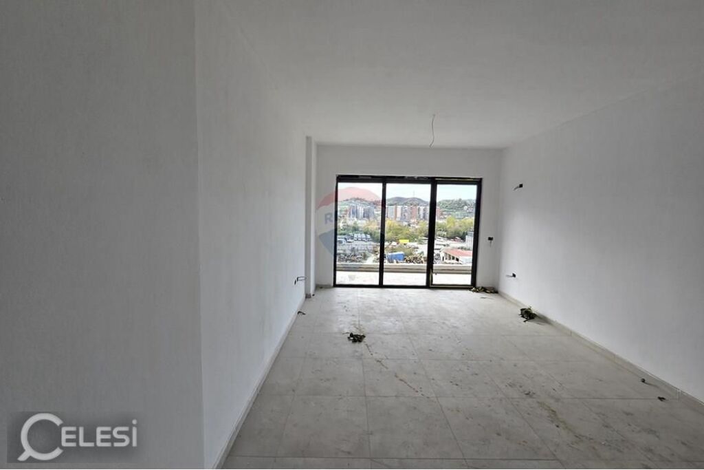 Tirane, jepet me qera ambjent biznesi, 70 m² 950 €