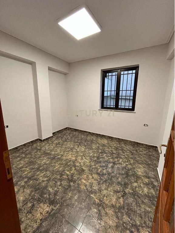 JEPET ME QERA KATI I DYTE I NJE VILE, ZYRË – PAZARI I RI