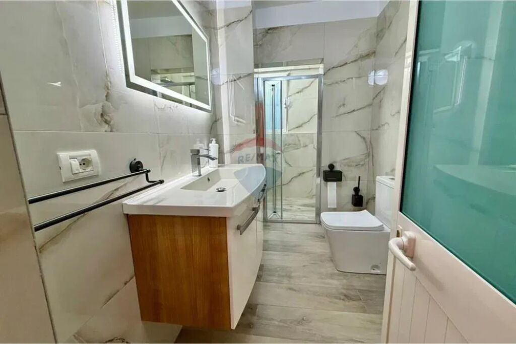 APARTAMENT 2+1 ME QIRA ,PRANE KOMBINATIT