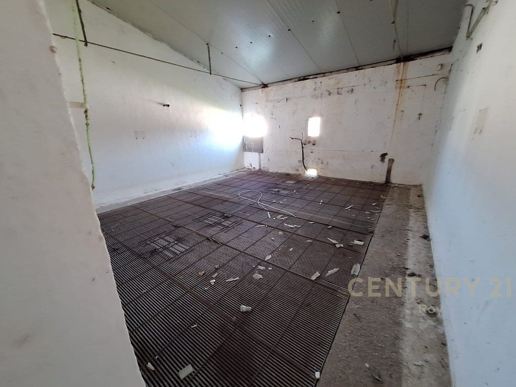 SHITET KAPANON NE XHAFZOTAJ, 1384 M2 , 3722 M2 TOKE