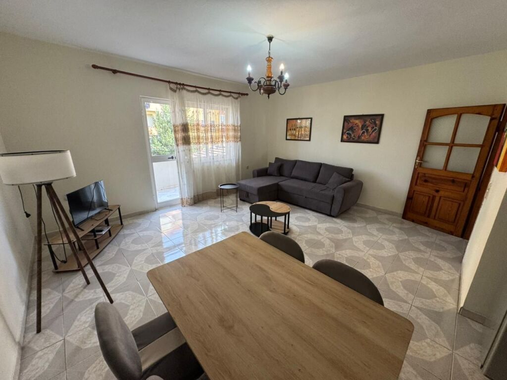 🏠 Appartamento 2+1 in affitto  📍 Indirizzo: Via Bardhyl💰 Prezzo: 50.000 Lek / mese (trattabile)