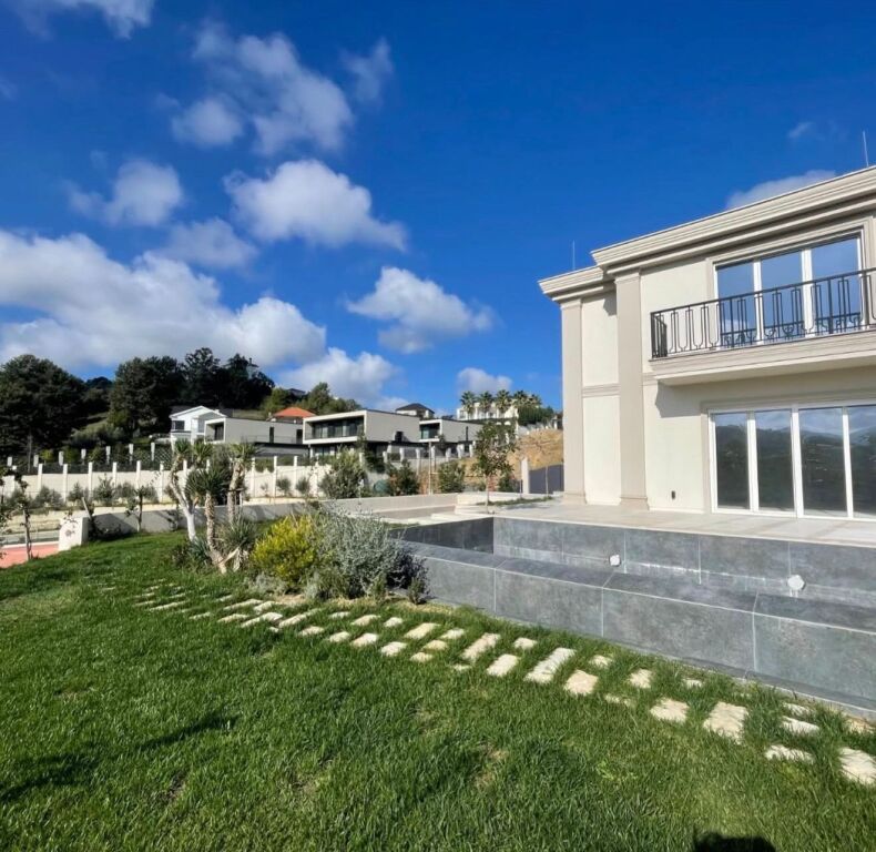 🏡 Shitet Vilë Unike Me 2 Pishina – Mjull-Bathore