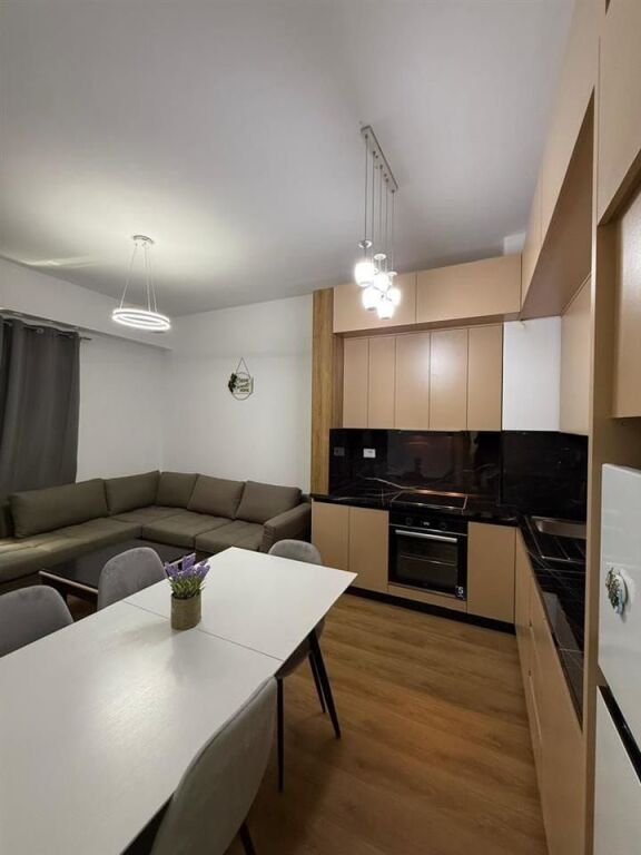 🏢Ne zonen e Ali Demit,Rezidenca Kaimi jepet me qera apartament 2+1+post parkimi,i mobiluar.50,000Leke