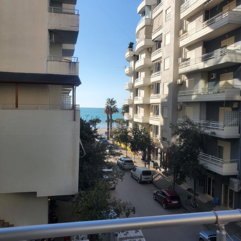 SHITET APARTAMENT 2+1 NË LUNGOMARE – PAMJE ANËSORE NGA DETI