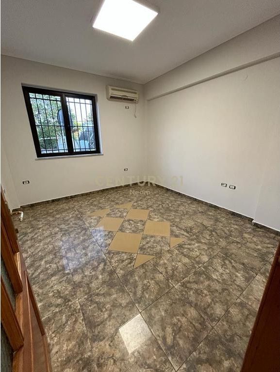 JEPET ME QERA KATI I DYTE I NJE VILE, ZYRË – PAZARI I RI