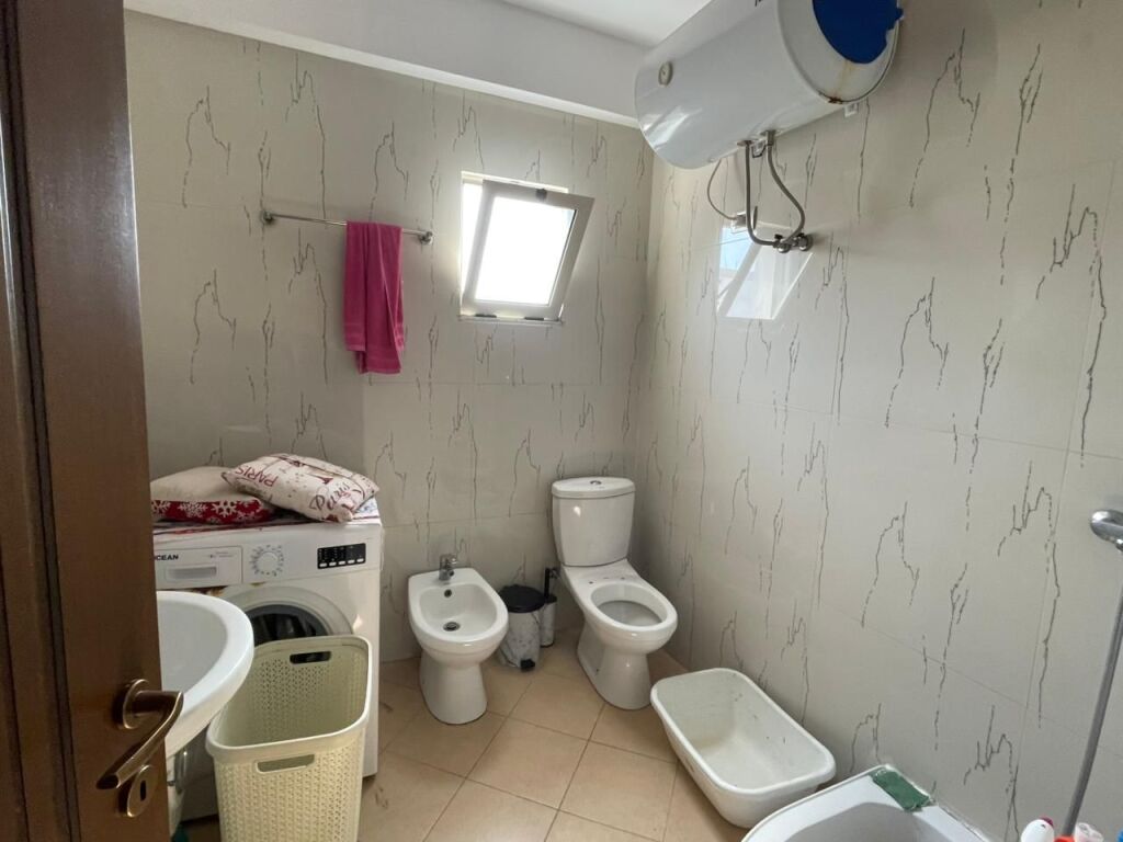 Jepet me qira apartament 2+1+2 pranë Spitalit, Durrës.