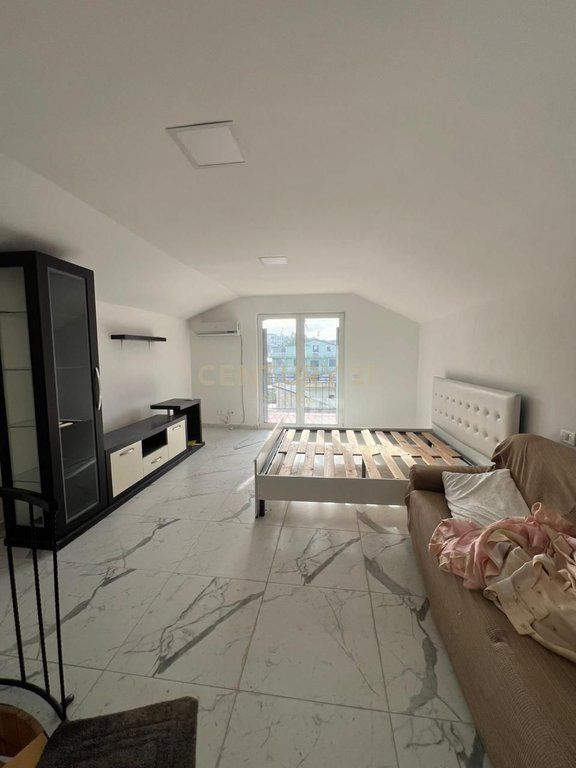 Jepet me qira kati i 2-të i një shtëpie private + papafingo, pranë Stadiumit, Durrës 500 € /Muaj