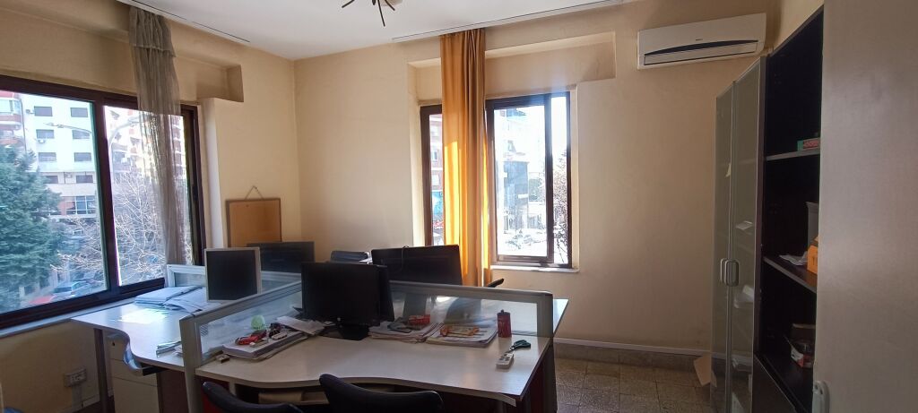 Zyra Me Qera Në Qëndër Tek Downtown One