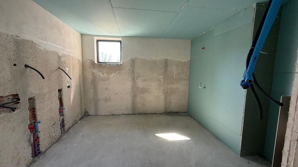 🏡 Vilë në Shitje me pishine – Farkë, Lisi i Artë