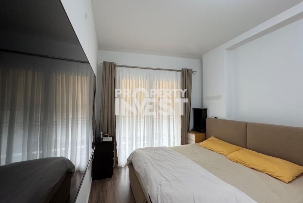 Shitet Apartament 2+1+2 me 2 Ballkone dhe Post Parkimi , Pazar i Ri,Sheshi Avni Rustemi,Hoxha Tasim