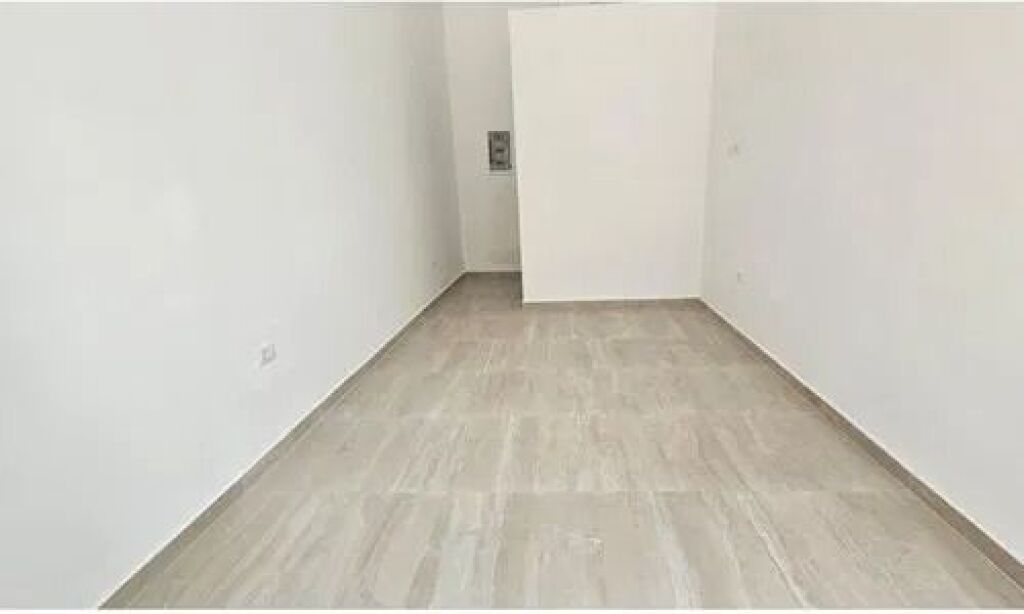 Shop for rent at Komuna Parisit