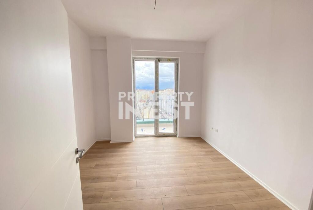 Shitet super apartament 3+1 tek Komuna e Parisit
