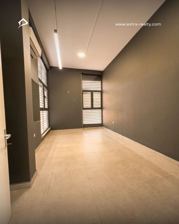 Ambjent me qira tek rruga Barrikadave openspace