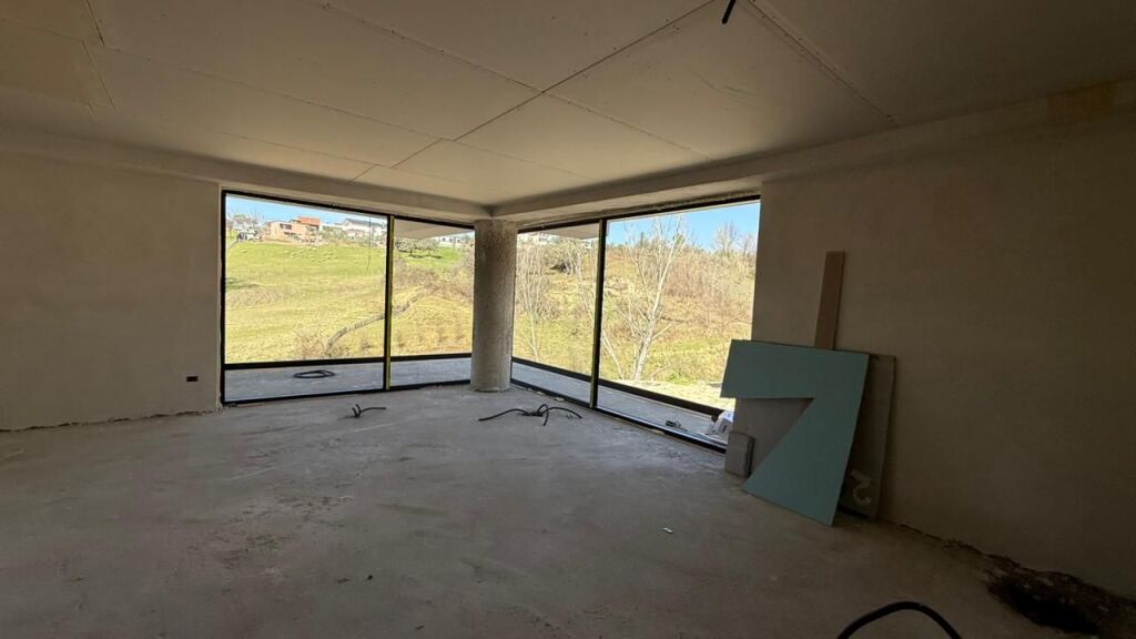 🏡 Vilë në Shitje me pishine – Farkë, Lisi i Artë