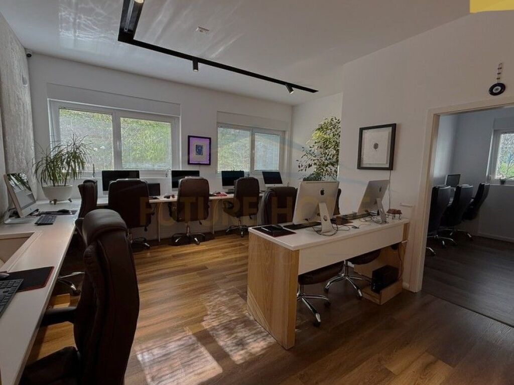 Vendesi Commerciale in Vendita 3 Posti Auto, Complesso Mangalem, Tirana .
