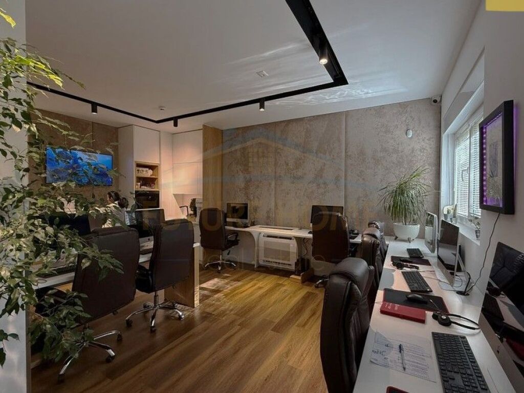 Vendesi Commerciale in Vendita 3 Posti Auto, Complesso Mangalem, Tirana .
