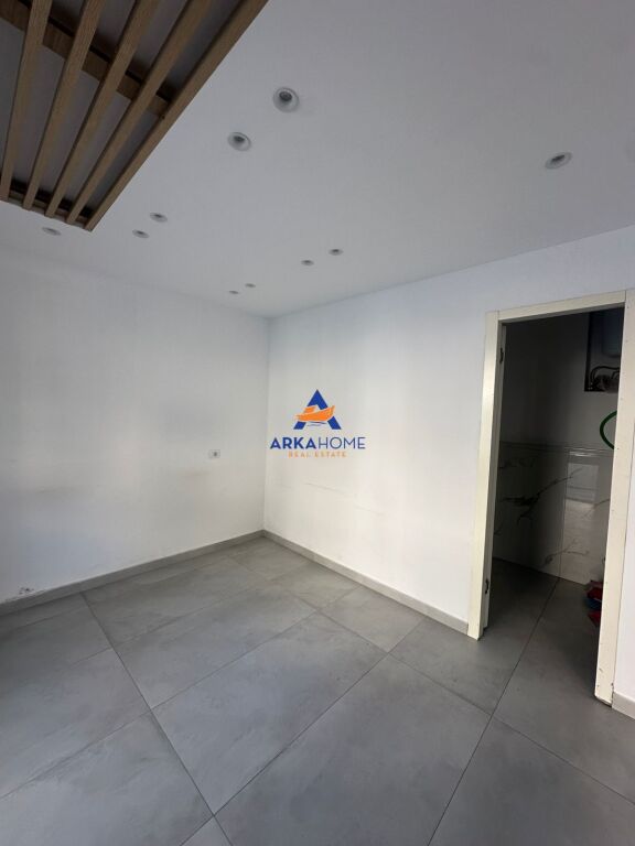 JEPET AMBIENT BIZNESI ME QERA BUZE RRUGE 60M2 "ISH PARKU" 130.000 LEKE