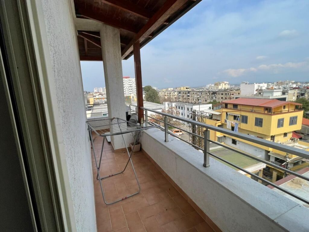 Jepet me qira apartament 2+1+2 pranë Spitalit, Durrës.