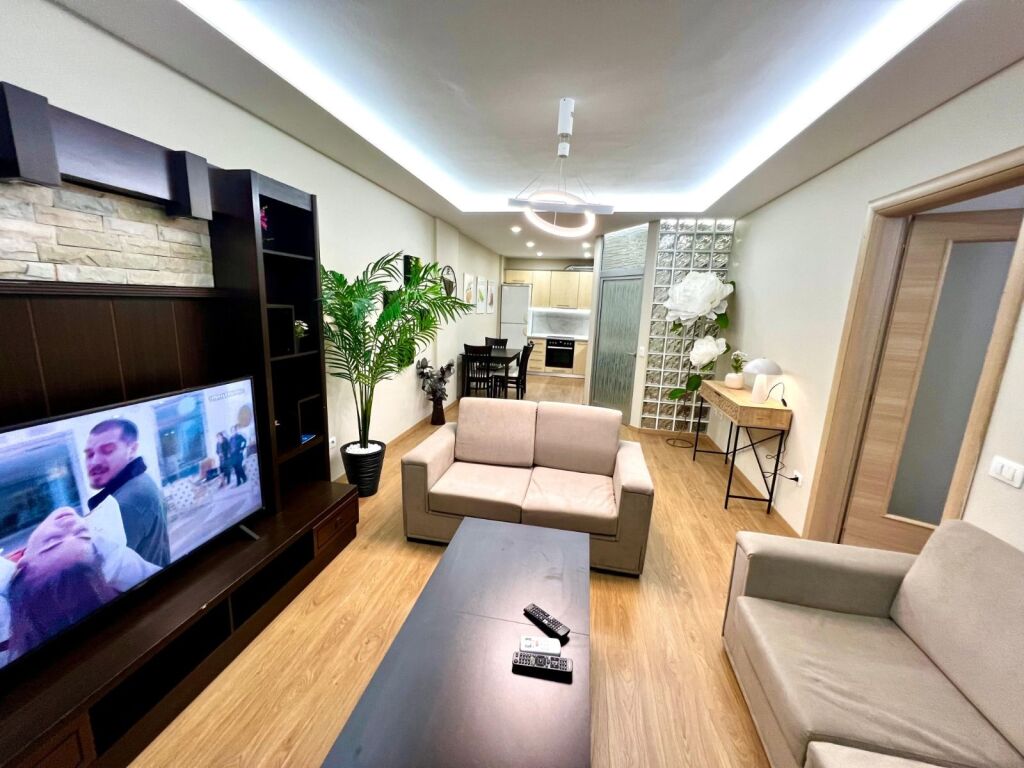 🏢Pak minuta larg Martenitetit te Ri jepet me qera apartament 1+1,i mobiluar.55,000Leke