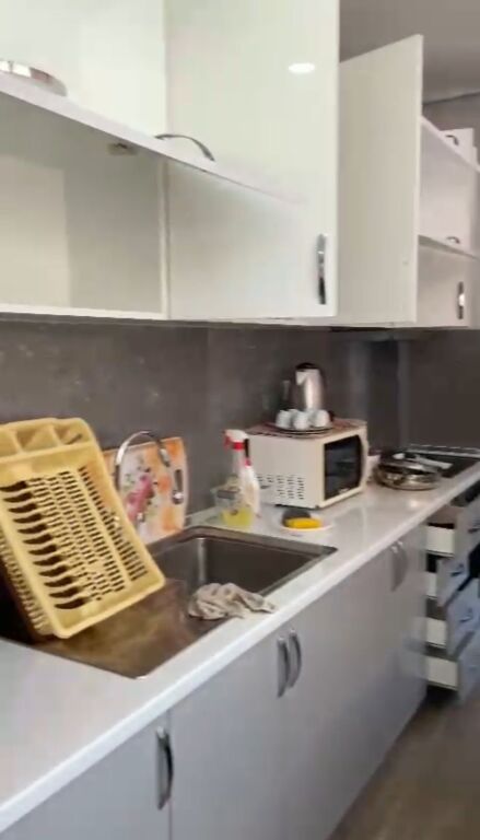 Jepet me Qera Apartament 1+1 i mobiluar ne Astir, Pranë Rrethit,