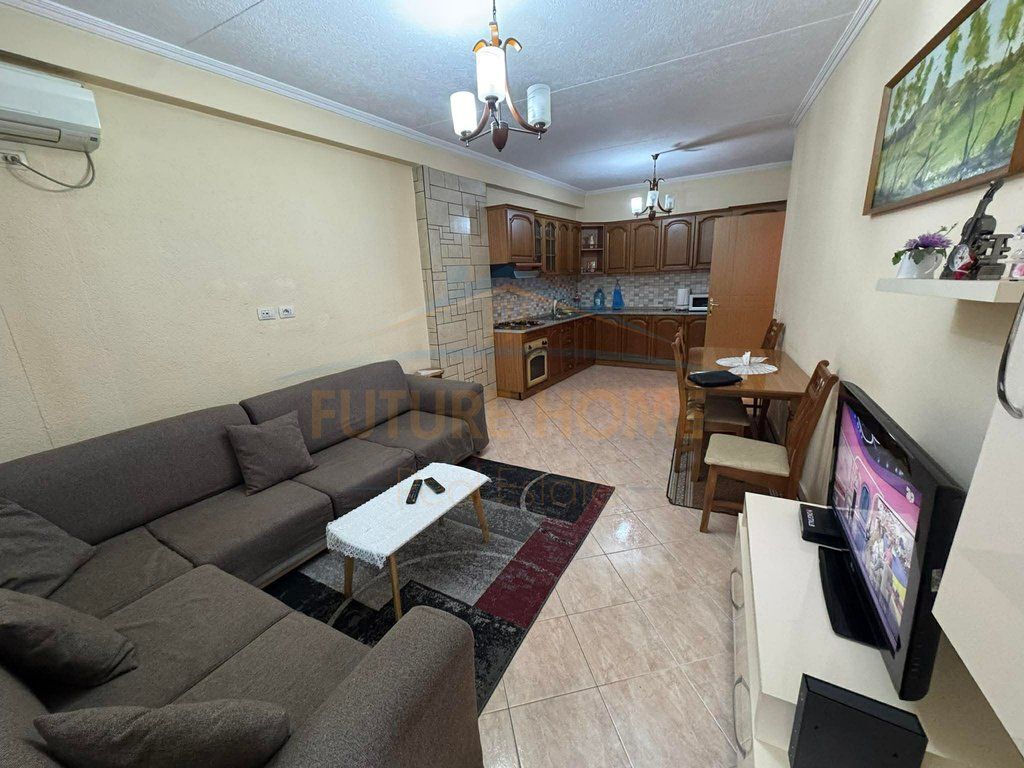 Shitet Apartament 2+1 – Unaza e Re, pranë Bar Univers