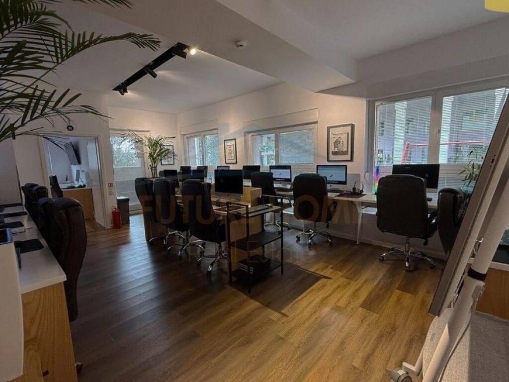 Vendesi Commerciale in Vendita 3 Posti Auto, Complesso Mangalem, Tirana .
