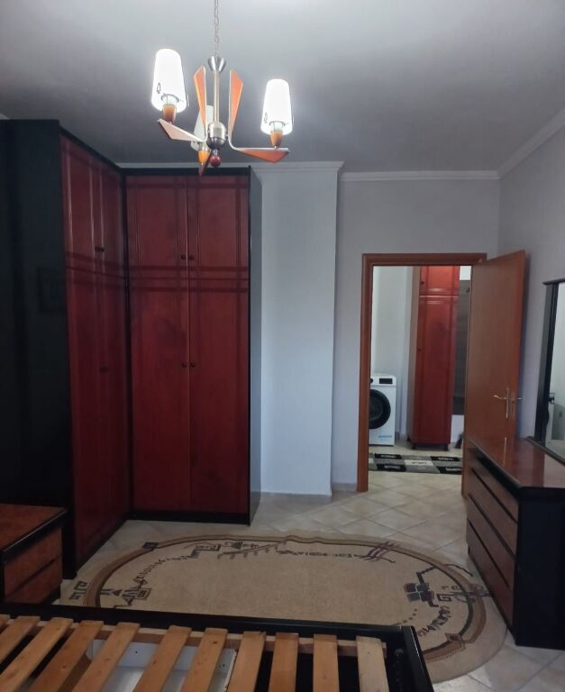 Jepet me qera Apartamenti 1+1 ,prane Kopeshtit 45 Tirane e Re rruga  Irfan Tomoni  500 mije leke