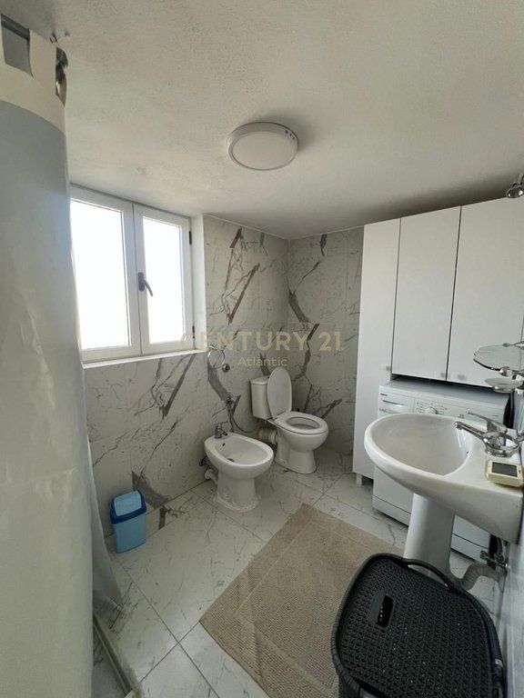 Jepet me qira kati i 2-të i një shtëpie private + papafingo, pranë Stadiumit, Durrës 500 € /Muaj