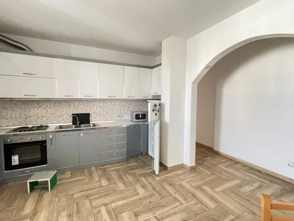 Jepet me qira apartament 2+1+2 pranë Spitalit, Durrës.