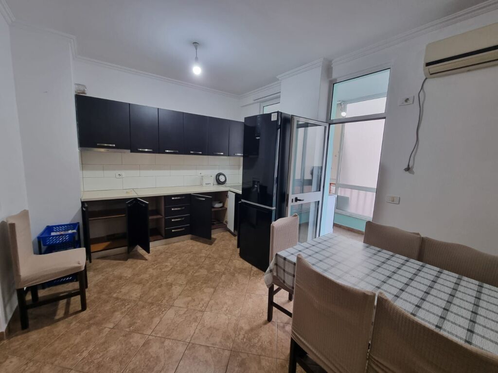 Apartament 3+1+2 me qera tek pallatet Cabenj.