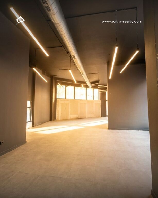 Ambjent me qira tek rruga Barrikadave openspace